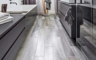 SVAI_bagno piccolo pavimento gres porcellanato effetto legno grigio