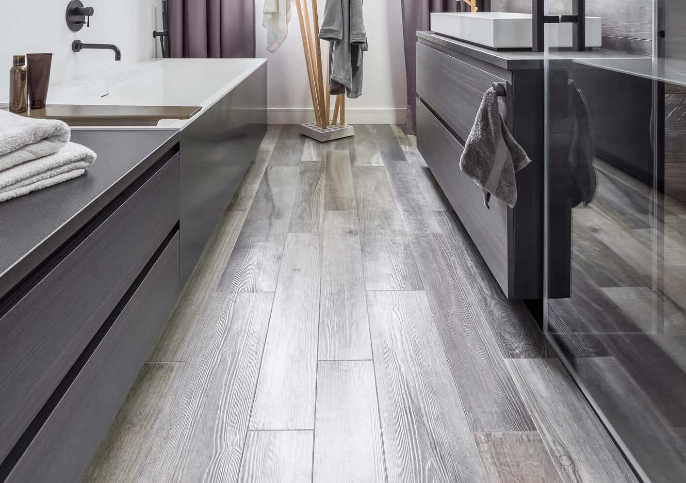 SVAI_bagno piccolo pavimento gres porcellanato effetto legno grigio