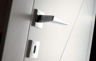 Maniglia acciaio lucido design minimal per porta bianca laccata